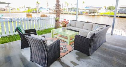 (RV2) Paradise in Sargent. Saltwater canal, minutes to ICW and beach.