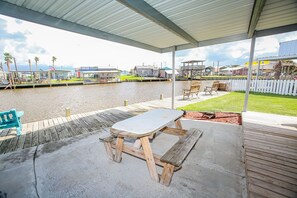 Outdoor dining - (RV2) Paradise in Sargent. Saltwater canal, minutes to ICW and beach. (Sargent)