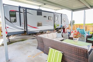 Terrace/patio - (RV2) Paradise in Sargent. Saltwater canal, minutes to ICW and beach. (Sargent)