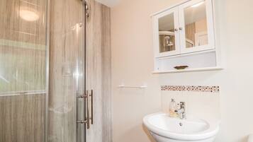 Cottage | Bathroom | Shower