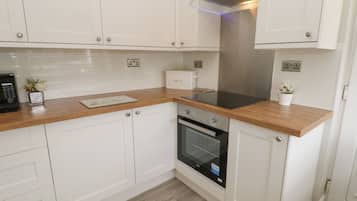 Cottage | Private kitchen | Fridge, dishwasher, electric kettle, toaster