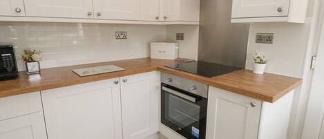 Cottage | Private kitchen | Fridge, dishwasher, electric kettle, toaster