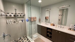Ensemble douche/baignoire, sèche-cheveux, serviettes fournies, savon