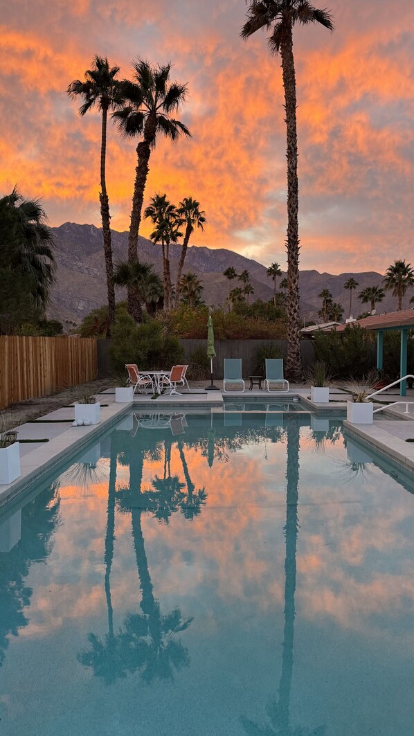 室外游泳池，恒温泳池