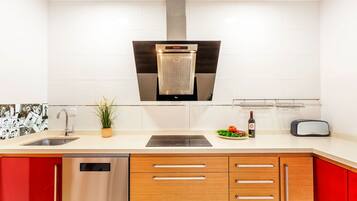 Een koelkast, een magnetron, een oven, een vaatwasser