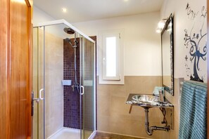 Bathtub, hair dryer, towels