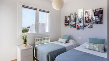 3 slaapkamers, een strijkplank/strijkijzer, gratis wifi, beddengoed