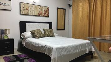 Individueel gedecoreerd, individueel gemeubileerd, een bureau