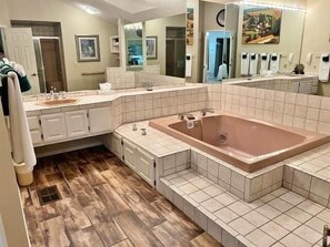 Kylpyamme, hiustenkuivaaja, pyyhkeet