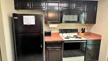 Een koelkast, een magnetron, een oven, een kookplaat