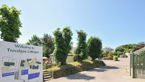 Welkomstbord voor Trevalgas Cottages, met een kaart en een overzicht van de accommodaties.