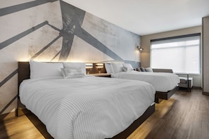 1 Schlafzimmer, hochwertige Bettwaren, Schreibtisch