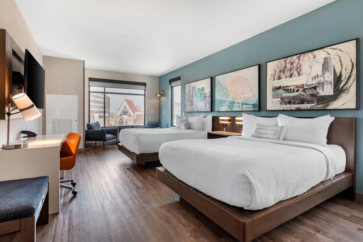 1 Schlafzimmer, hochwertige Bettwaren, Schreibtisch