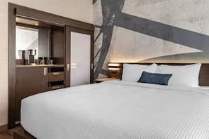 1 Schlafzimmer, hochwertige Bettwaren, Schreibtisch