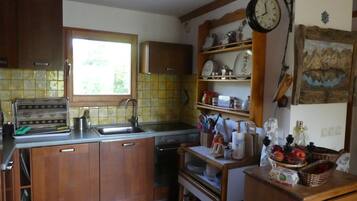 Een koelkast, een microgolfoven, een oven, een kookplaat