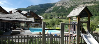 Very nice apartment, on the slopes, with pool and sauna
