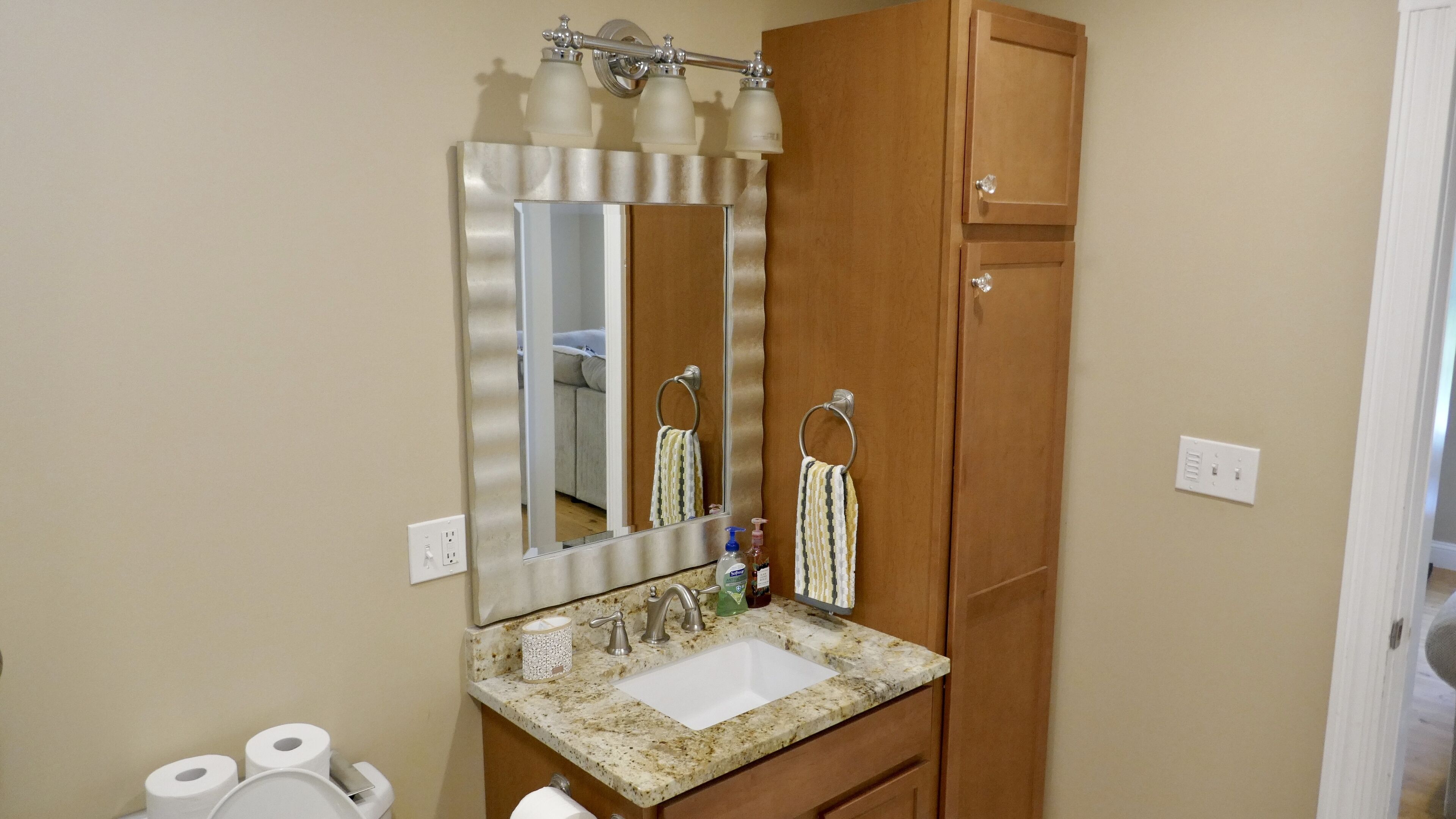 Suihku, hiustenkuivaaja, pyyhkeet, saippua