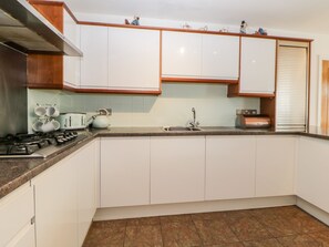Cottage | Private kitchen | Fridge, dishwasher, electric kettle, toaster