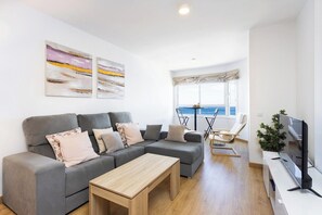 Smart TV - Home2Book Comfy Beachfront Radazul (Radazul)