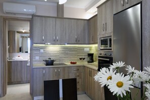 Fridge, microwave, oven, coffee/tea maker