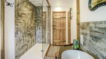 Mökki | Kylpyhuone | Suihku