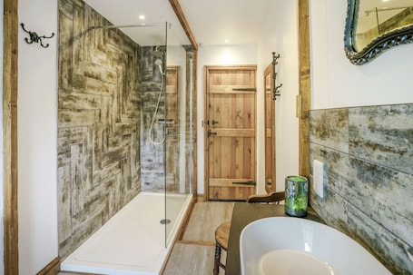Cottage | Bathroom | Shower. Kavieng