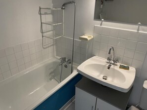 Combined shower/bathtub, toilet paper - Appartement Orchidée (Courseulles-sur-Mer)