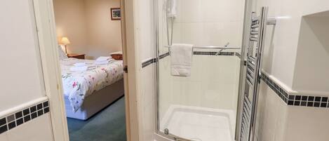 Un baño con ducha de vidrio, bañera blanca y un inodoro.