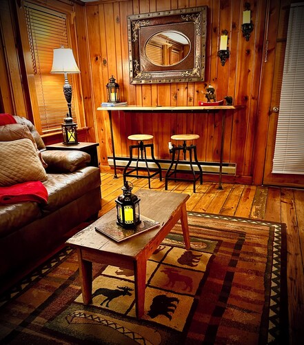 A Cozy Creekside Cabin Hideaway for Two — Fireplace, Hot Tub & Quiet Woods