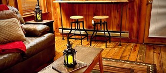 A Cozy Creekside Cabin Hideaway for Two — Fireplace, Hot Tub & Quiet Woods