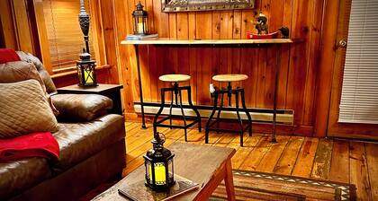 A Cozy Creekside Cabin Hideaway for Two — Fireplace, Hot Tub & Quiet Woods