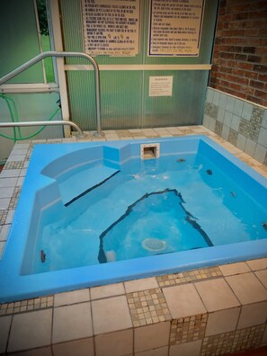 Indoor spa tub