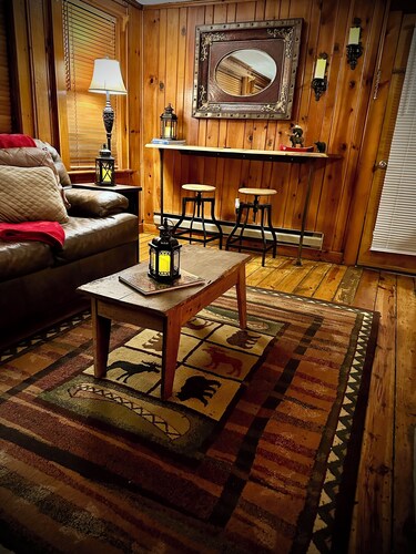 A Cozy Creekside Cabin Hideaway for Two — Fireplace, Hot Tub & Quiet Woods