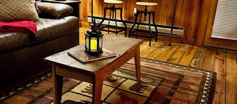 A Cozy Creekside Cabin Hideaway for Two — Fireplace, Hot Tub & Quiet Woods