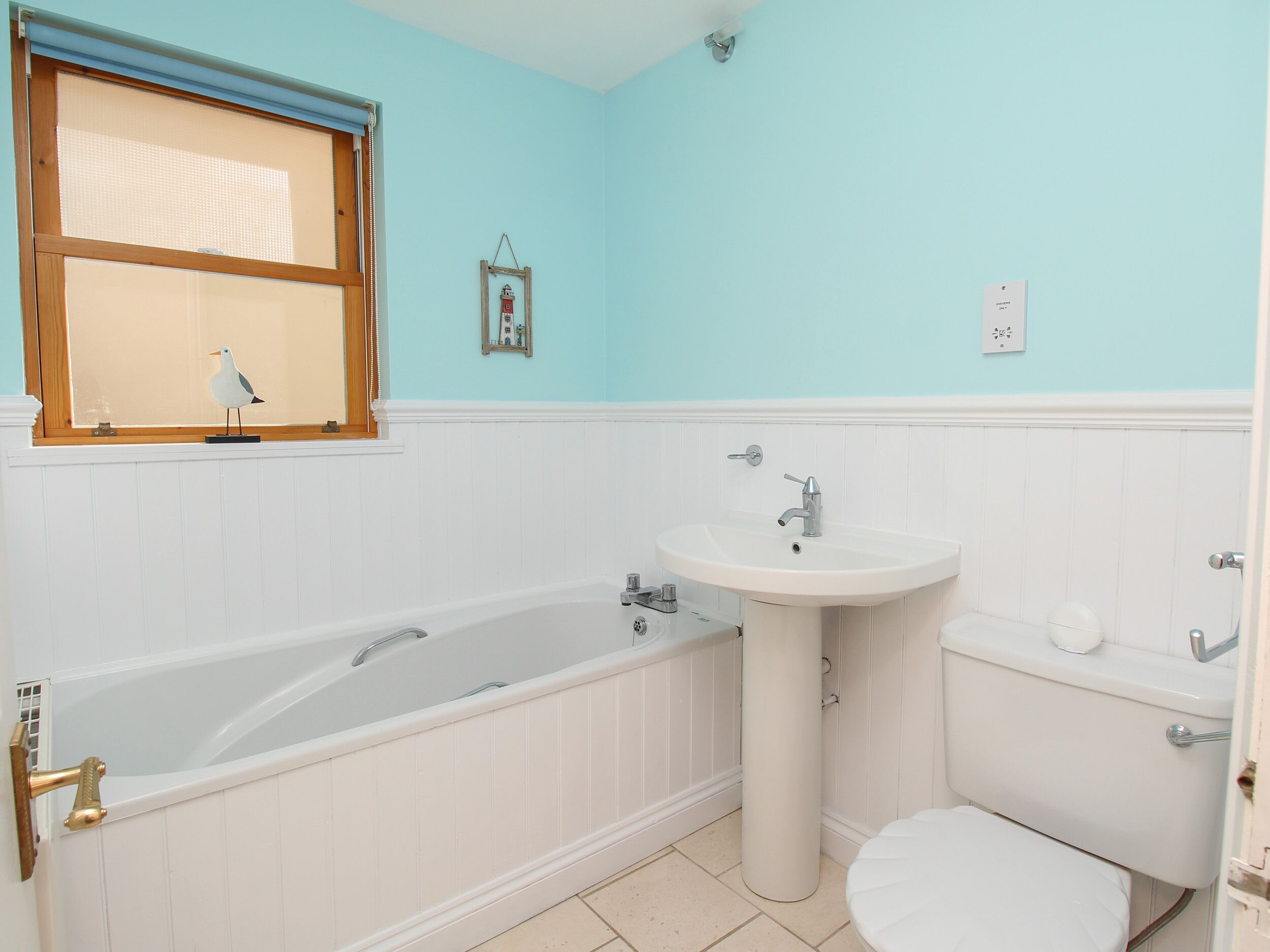 Ein Badezimmer mit Badewanne, Waschbecken und Toilette.