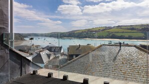 A coastal town with a view of the sea, buildings, and hills. - 2 Church Hill House (Salcombe)