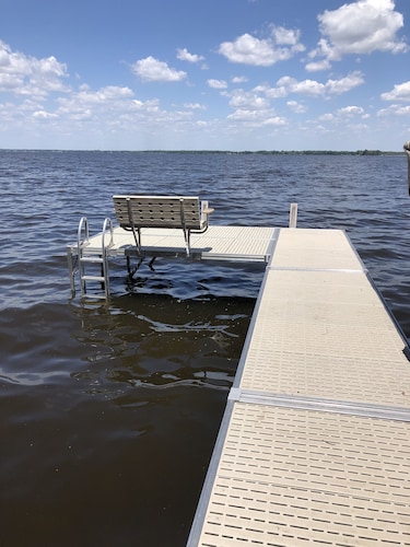 Cozy, 3 bedroom lakefront home