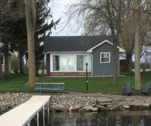 Cozy, 3 bedroom lakefront home