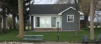 Cozy, 3 bedroom lakefront home