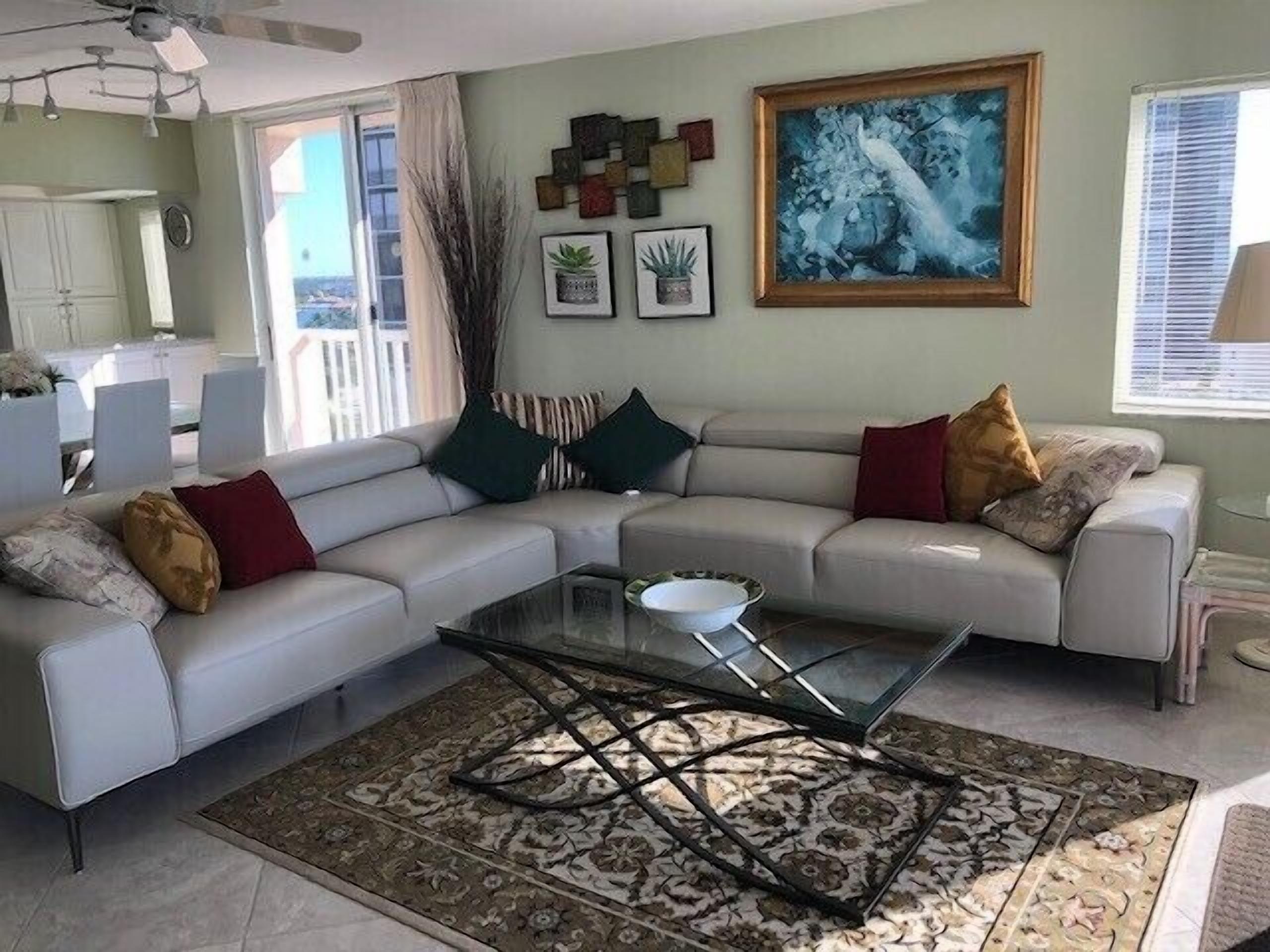 Una sala de estar con sofá, mesa de centro y objetos decorativos.