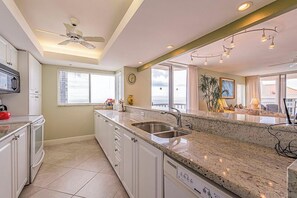 コーヒー / ティーメーカー、トースター、ダイニングテーブル