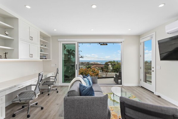 Smart TV, books - New, Luxury, Ocean View Solana Beach Guest House  (Solana Beach)