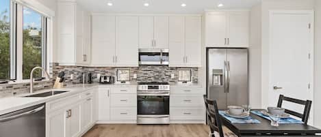 冷蔵庫、電子レンジ、オーブン、コンロ