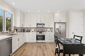 Fridge, microwave, oven, stovetop - New, Luxury, Ocean View Solana Beach Guest House  (Solana Beach)