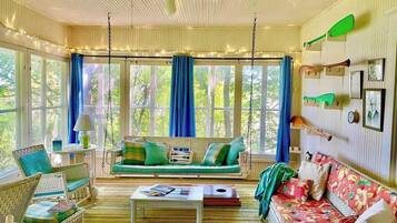 Tv, pejs, bøger, kontorer