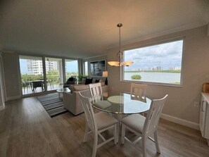 Interior - Views of palm trees, sand and the Gulf! - WS0304 (Naples)