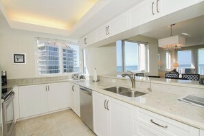 Wasserkocher mit Kaffee-/Teezubehör, Toaster, Esstisch