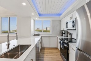 ماكينة لصنع القهوة/الشاي، محمصة خبز، مائدة طعام