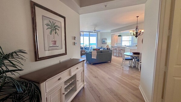 Living area - 2 Blocks From The Beach With Beautiful Bay And Gulf Views In The Distance - Reg 1-702 (Naples)
