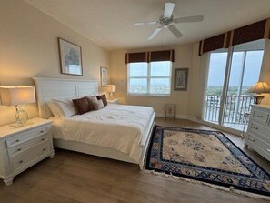 3 bedrooms - 2 blocks from the beach with bay and gulf views - Reg 2-1004 (Naples)